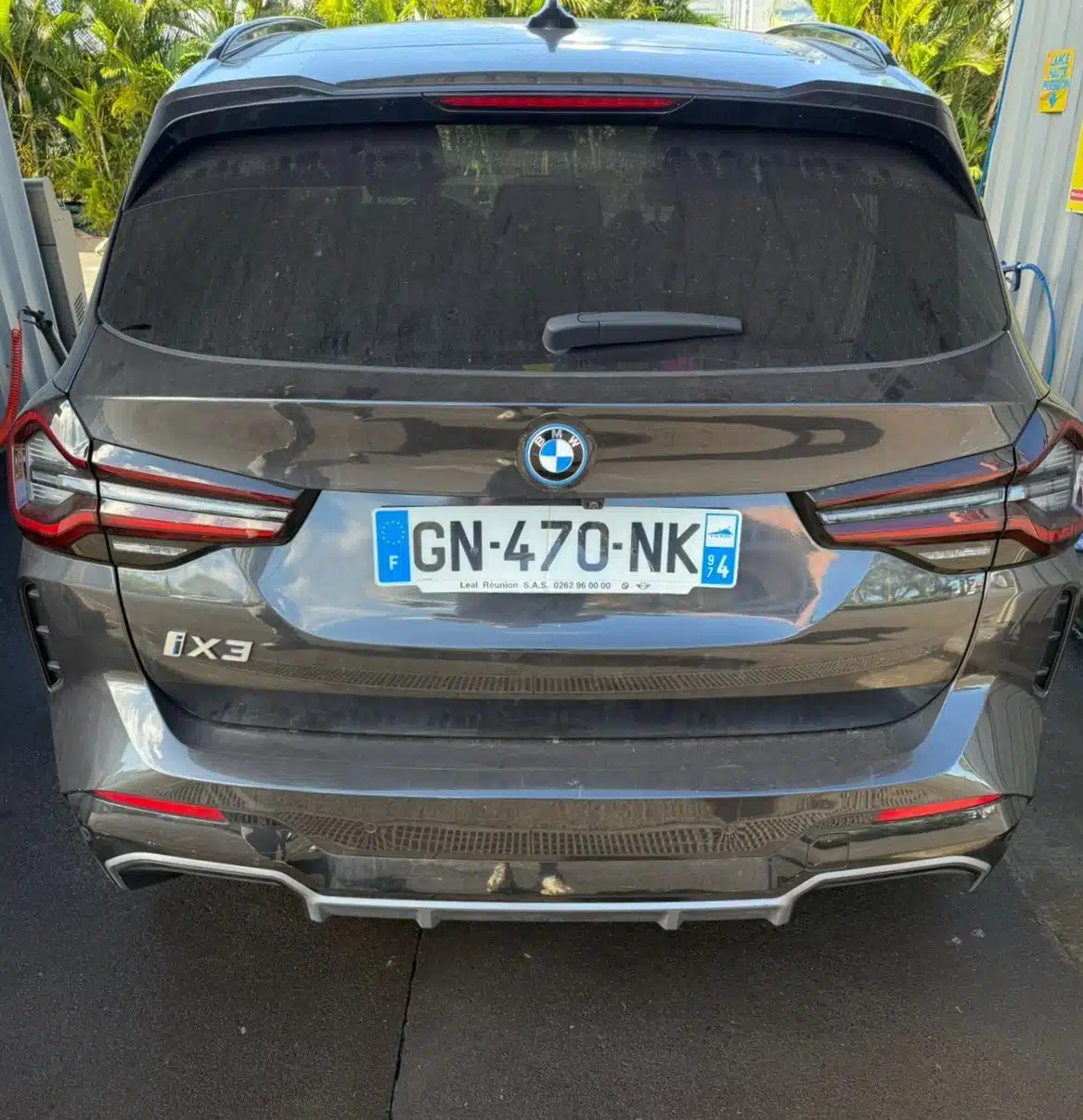 Véhicule avant nettoyage complet à domicile à La Réunion, intérieur sale et carrosserie terne